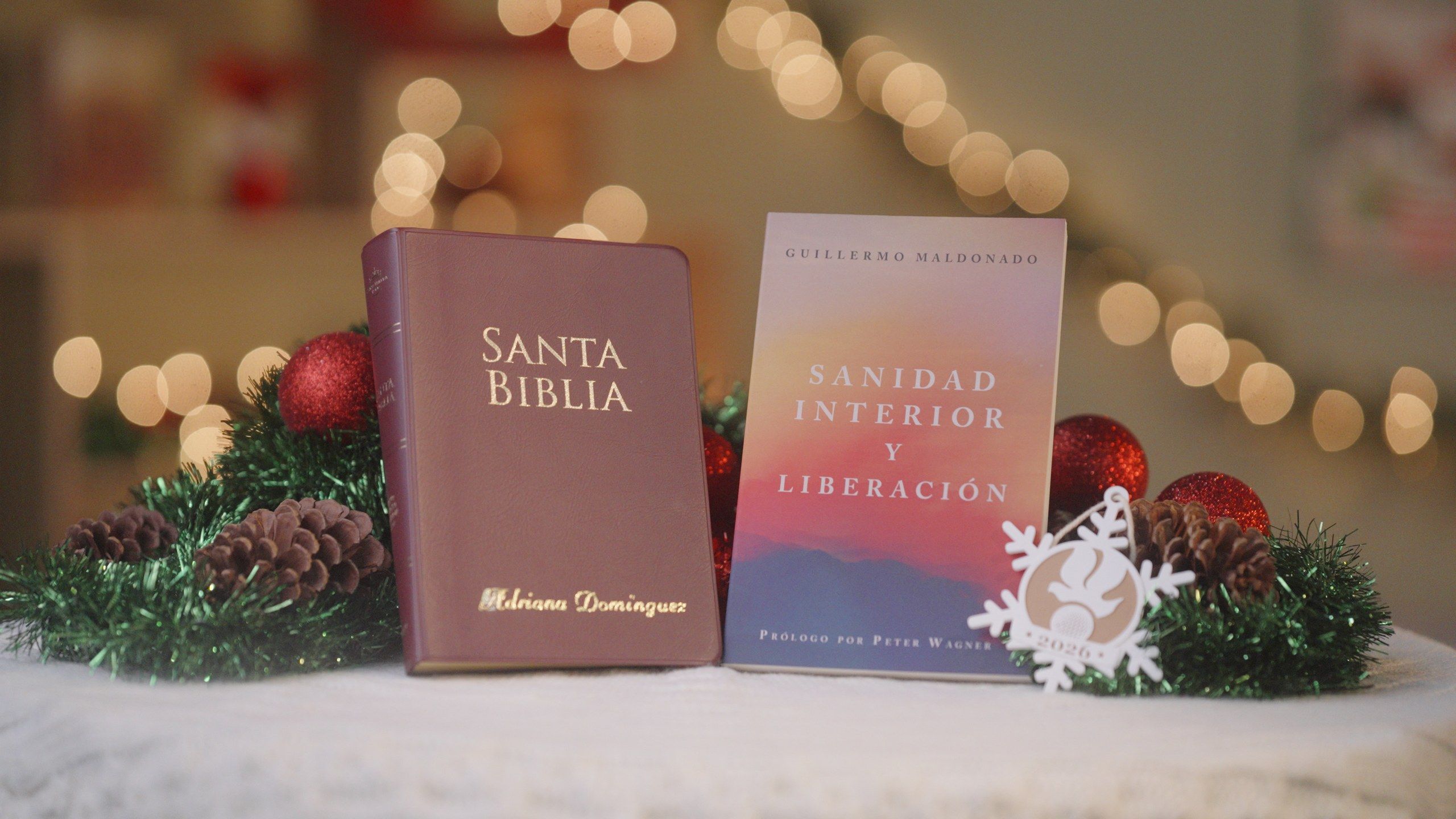 El Paquete Navideño de Sanidad Interior y Liberación: el libro, una Biblia personalizada y un adorno de Navidad