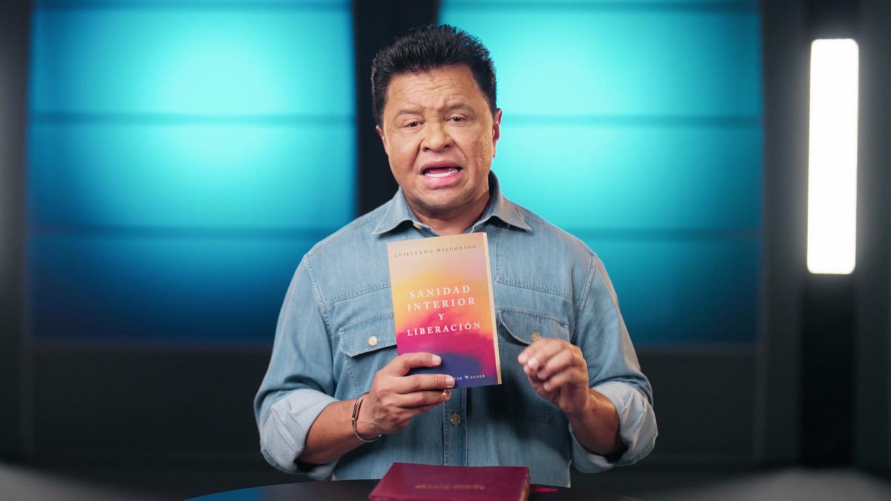 El Apóstol Guillermo Maldonado con el libro Sanidad Interior y Liberación